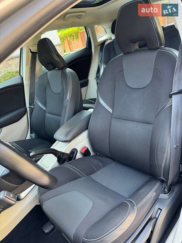 Хэтчбек Volvo V40 2013 в Львове