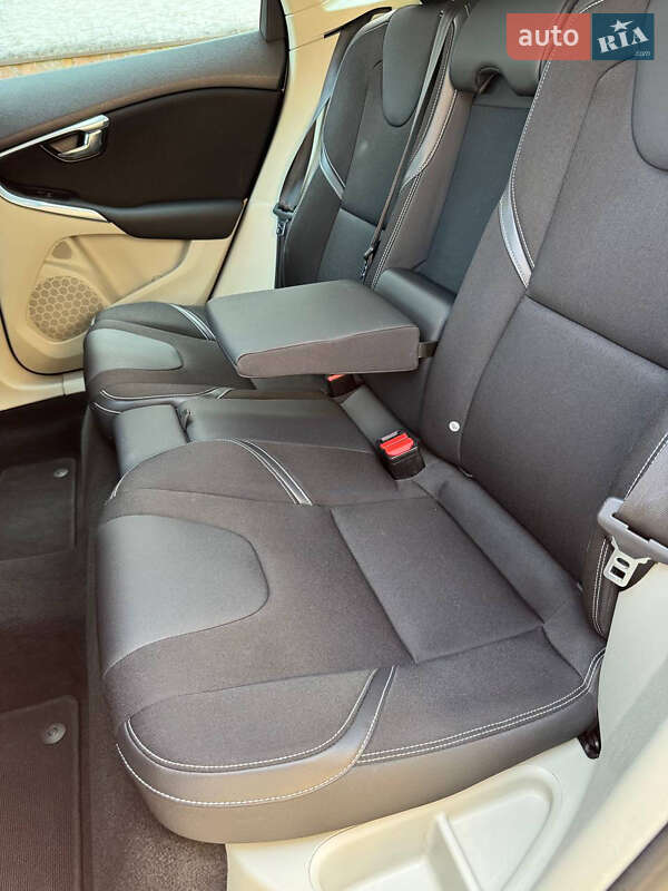 Хэтчбек Volvo V40 2013 в Львове