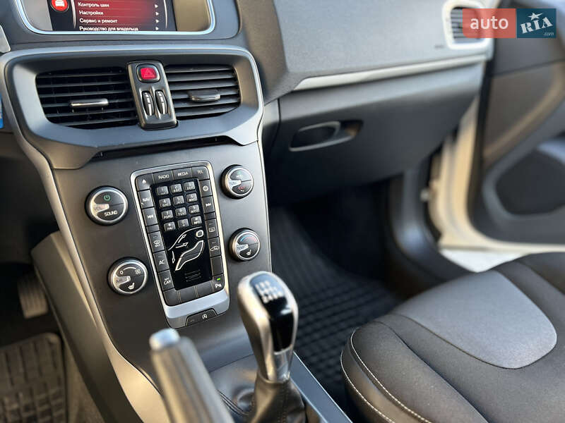 Хетчбек Volvo V40 2017 в Новояворівську фото 28 Хетчбек Volvo V40 2017 в Новояворівську