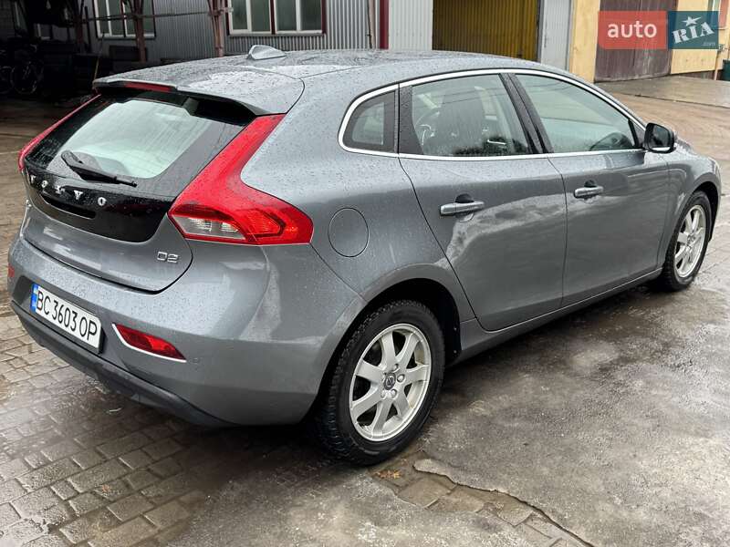 Хетчбек Volvo V40 2016 в Радивиліві