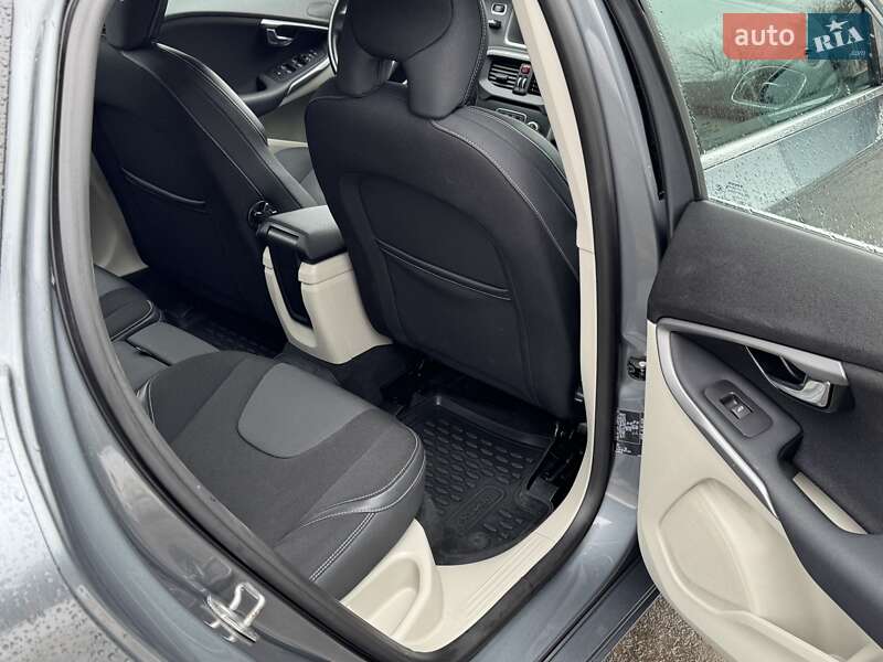 Хетчбек Volvo V40 2016 в Радивиліві