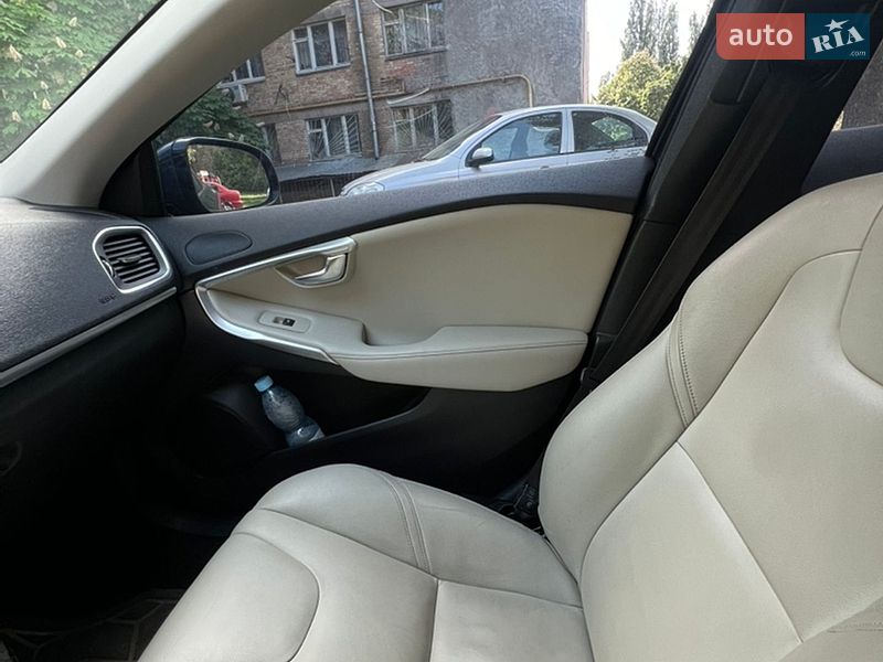 Хэтчбек Volvo V40 2014 в Киеве