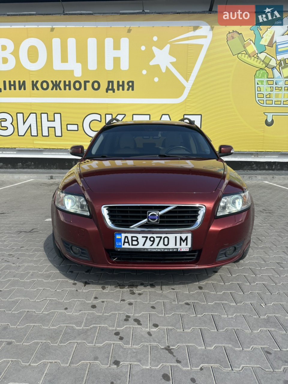 Хороший автомобіль на білій шкірі, є 4 зимових гуми та 2 літніх усе на гарних дисках, на 267 600 було замінено ГРМ та Помпу, обслуговується вчасно, любий вид переоформлення.
Торг підтримується)