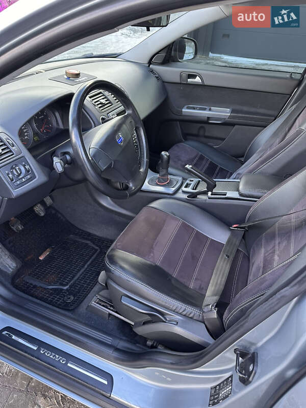 Универсал Volvo V50 2011 в Остроге