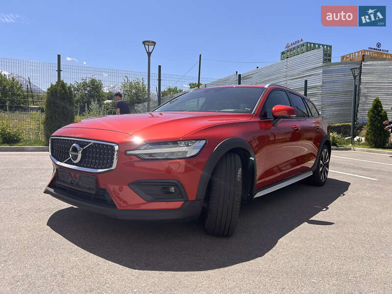 Универсал Volvo V60 Cross Country 2019 в Киеве фото 3 Универсал Volvo V60 Cross Country 2019 в Киеве