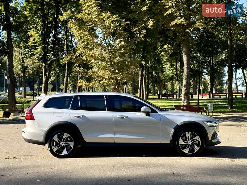 Универсал Volvo V60 Cross Country 2024 в Киеве