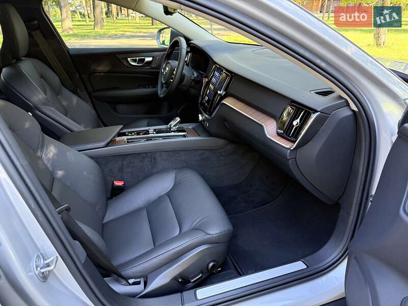 Универсал Volvo V60 Cross Country 2024 в Киеве