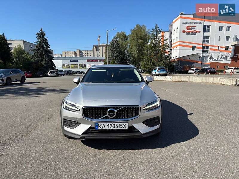 Универсал Volvo V60 Cross Country 2020 в 
