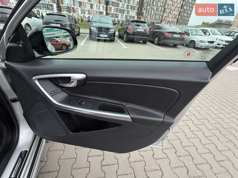 Універсал Volvo V60 Cross Country 2017 в Києві фото 38 Універсал Volvo V60 Cross Country 2017 в Києві