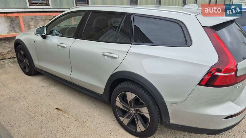Универсал Volvo V60 Cross Country 2020 в Киеве фото 3 Универсал Volvo V60 Cross Country 2020 в Киеве