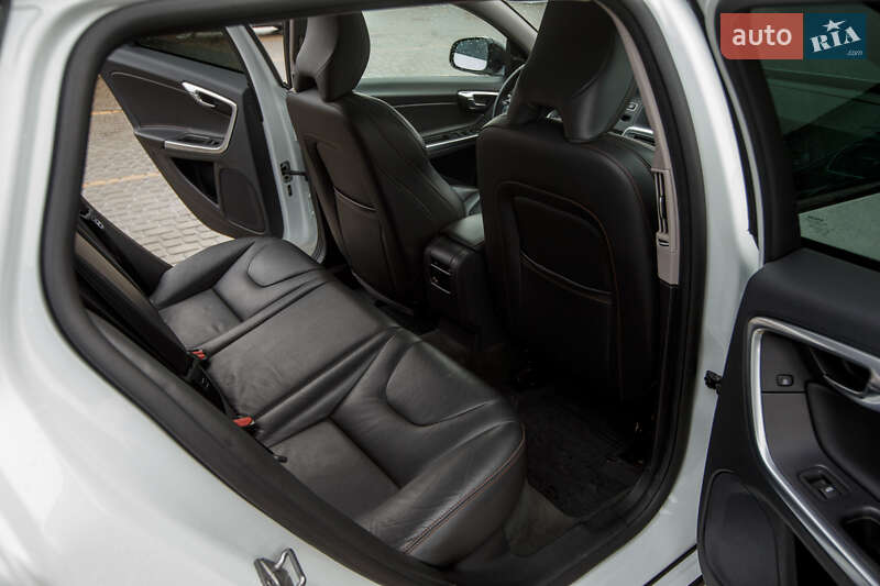 Универсал Volvo V60 Cross Country 2016 в Львове