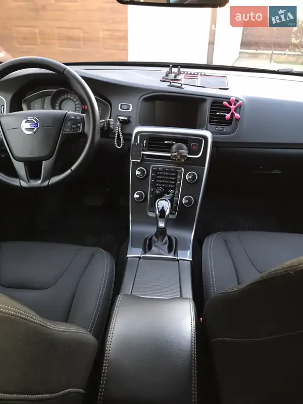 Volvo V60 2017 VIN YV1FW7880H2372273 фото оголошення 16 з 87