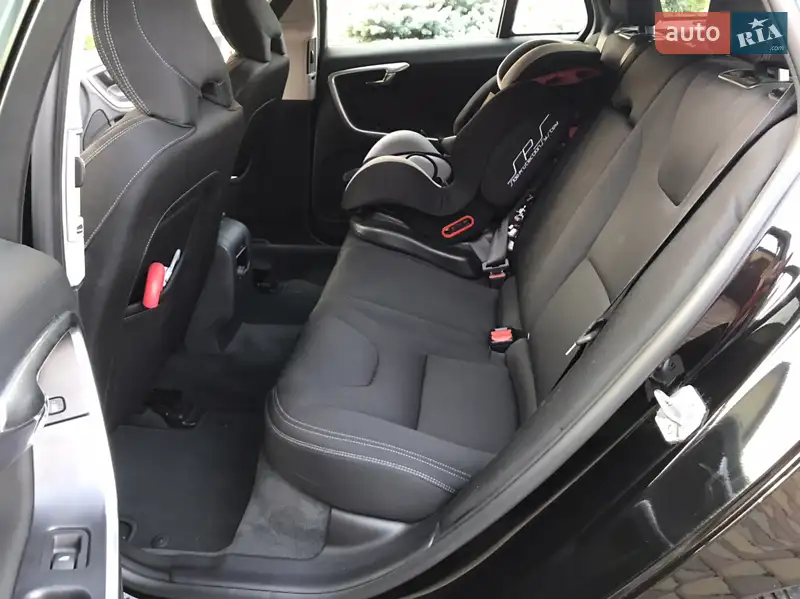 Volvo V60 2017 VIN YV1FW7880H2372273 фото оголошення 28 з 87