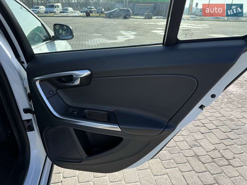 Универсал Volvo V60 2015 в Бродах фото 83 Универсал Volvo V60 2015 в Бродах