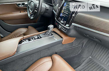 Универсал Volvo V90 Cross Country 2019 в 