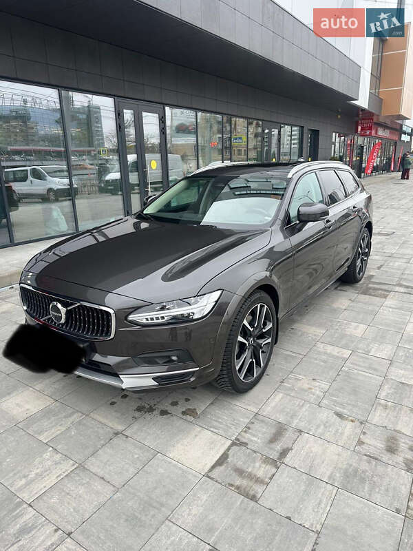 Volvo V90 Cross Country 2023