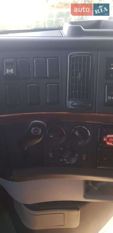 Тягач Volvo VNL 630 2005 в Києві