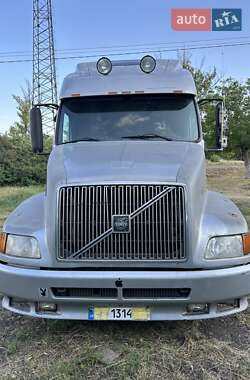 Тягач Volvo VNL 660 2002 в Арбузинке