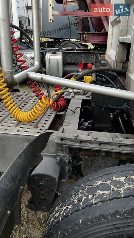 Тягач Volvo VNL 660 2001 в Киеве
