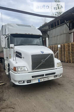 Тягач Volvo VNL 670 2002 в Житомирі