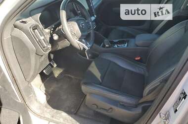 Внедорожник / Кроссовер Volvo XC40 2021 в 
