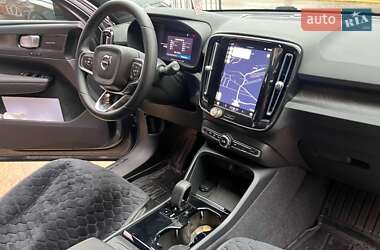 Внедорожник / Кроссовер Volvo XC40 2023 в 