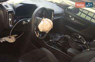 Позашляховик / Кросовер Volvo XC40 2023 в 