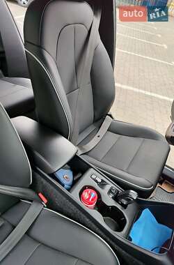 Позашляховик / Кросовер Volvo XC40 2019 в 