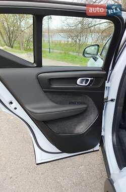 Внедорожник / Кроссовер Volvo XC40 2023 в 
