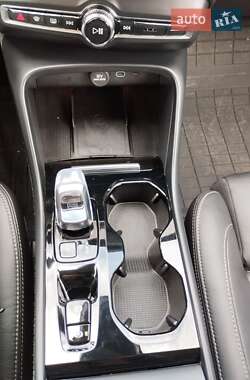 Внедорожник / Кроссовер Volvo XC40 2023 в 