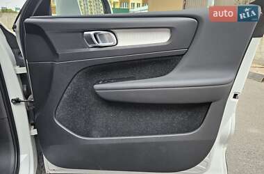 Внедорожник / Кроссовер Volvo XC40 2021 в 