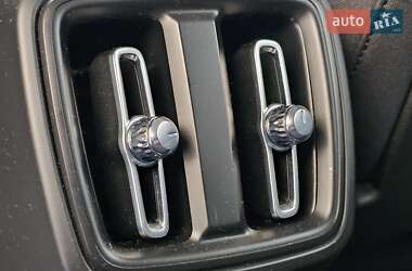 Внедорожник / Кроссовер Volvo XC40 2021 в 