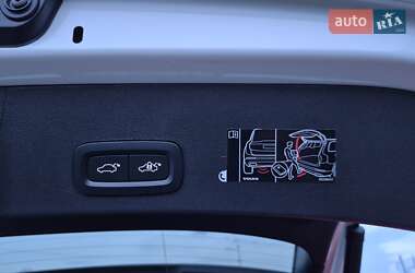 Позашляховик / Кросовер Volvo XC40 2021 в 