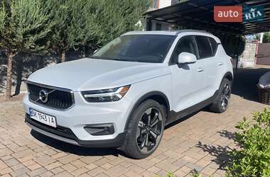Внедорожник / Кроссовер Volvo XC40 2020 в Ровно