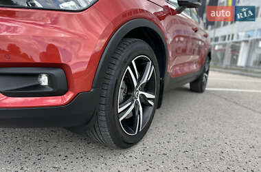 Внедорожник / Кроссовер Volvo XC40 2020 в 