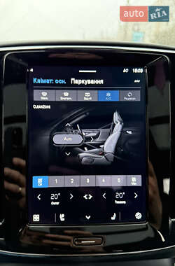 Позашляховик / Кросовер Volvo XC40 2020 в 