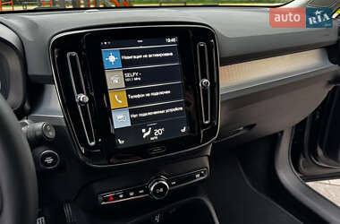 Внедорожник / Кроссовер Volvo XC40 2022 в 