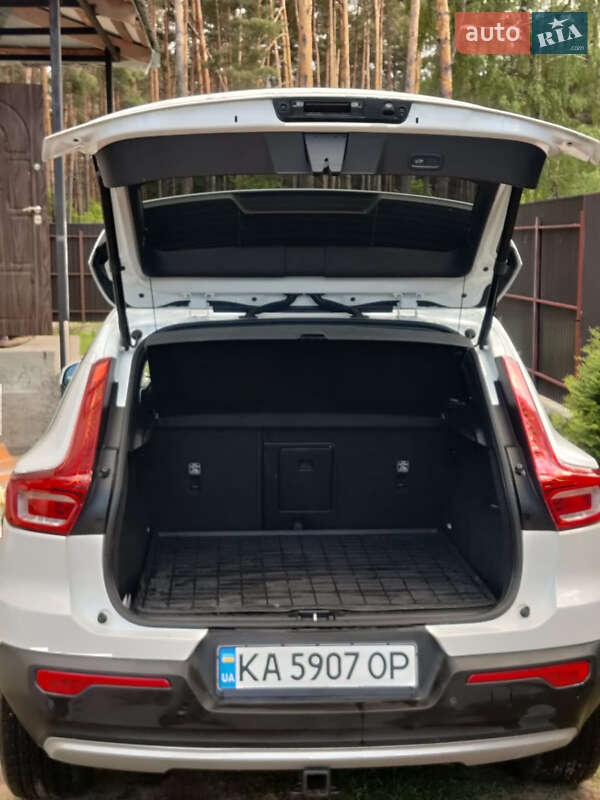 Внедорожник / Кроссовер Volvo XC40 2021 в Киеве