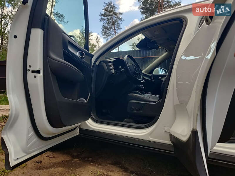 Внедорожник / Кроссовер Volvo XC40 2021 в Киеве