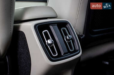 Позашляховик / Кросовер Volvo XC40 2020 в 