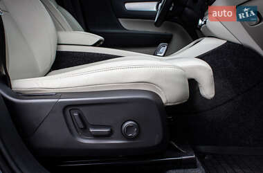 Позашляховик / Кросовер Volvo XC40 2020 в 