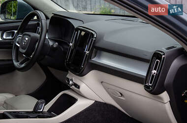 Позашляховик / Кросовер Volvo XC40 2020 в 