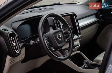 Позашляховик / Кросовер Volvo XC40 2020 в 