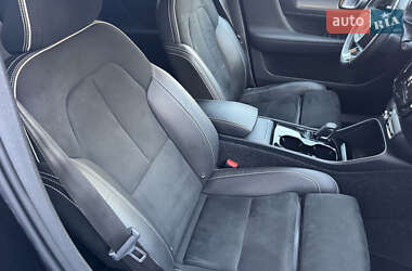 Позашляховик / Кросовер Volvo XC40 2021 в 
