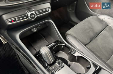 Внедорожник / Кроссовер Volvo XC40 2021 в 