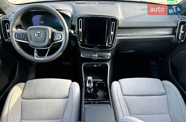 Позашляховик / Кросовер Volvo XC40 2023 в 