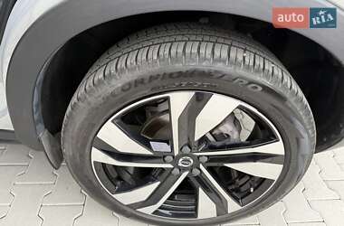 Внедорожник / Кроссовер Volvo XC40 2023 в 