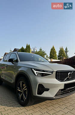 Позашляховик / Кросовер Volvo XC40 2025 в 