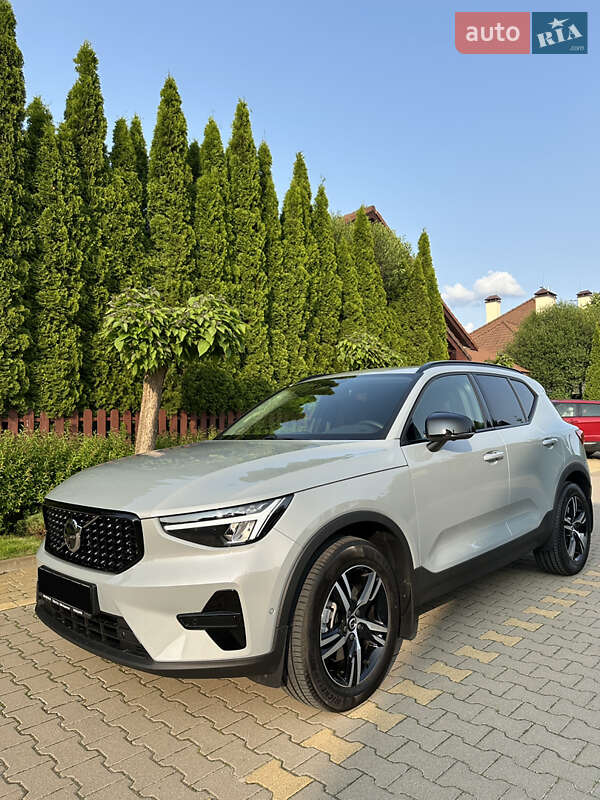 Позашляховик / Кросовер Volvo XC40 2025 в 