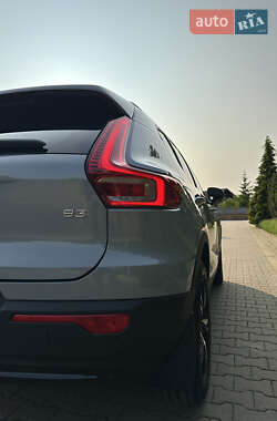 Позашляховик / Кросовер Volvo XC40 2025 в 